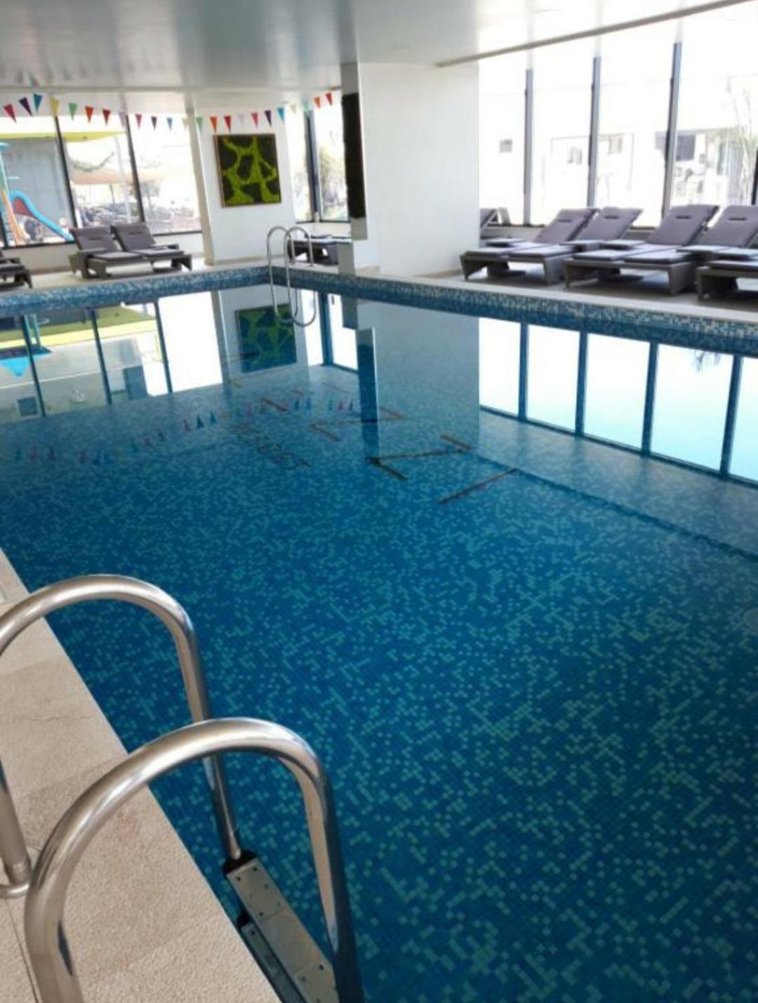 Luxury Suite Alezzi Beach Apartment Piscina Incalzita Sauna Jacuzzi Parking Năvodari Exterior foto